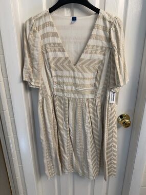 Old Navy Cream Patterned V-Neck Short Sleeve Dress